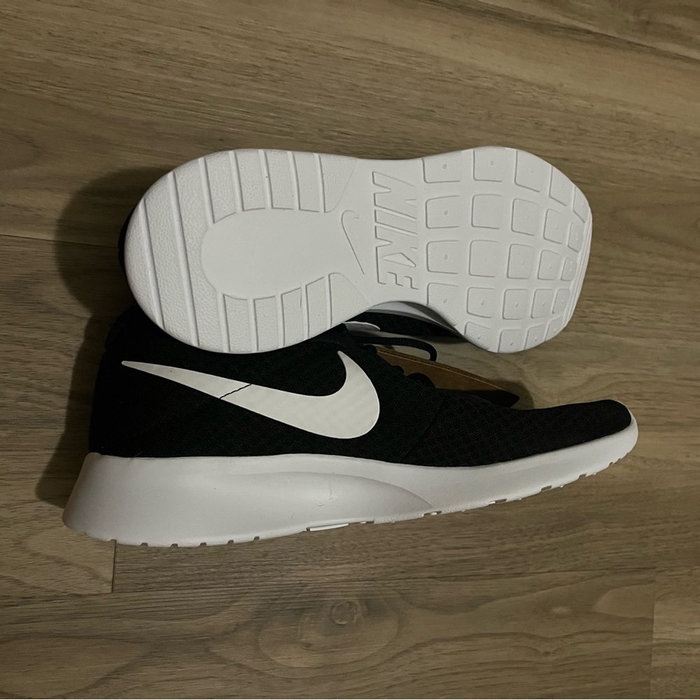 Nike Tanjun black and white